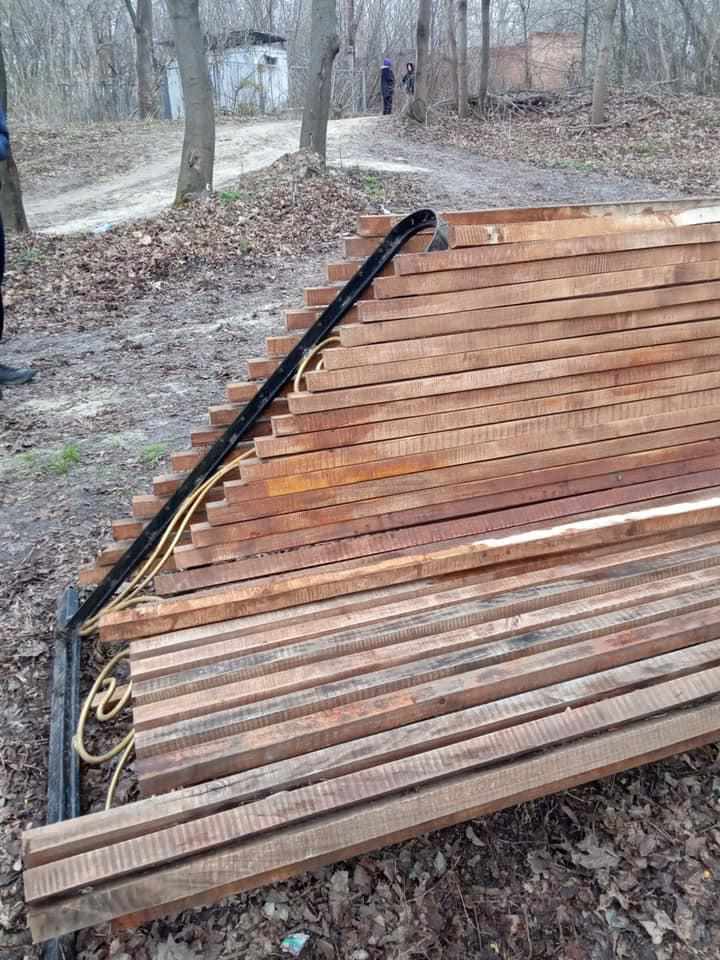 У громаді на Полтавщині розтрощили нову лаву в центрі селища. ВІДЕО