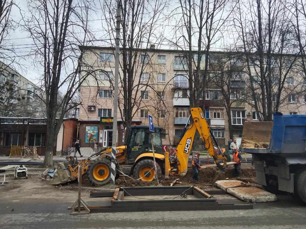 У Полтаві колектор, де в проваллі загинула людина, ремонтують. ФОТО