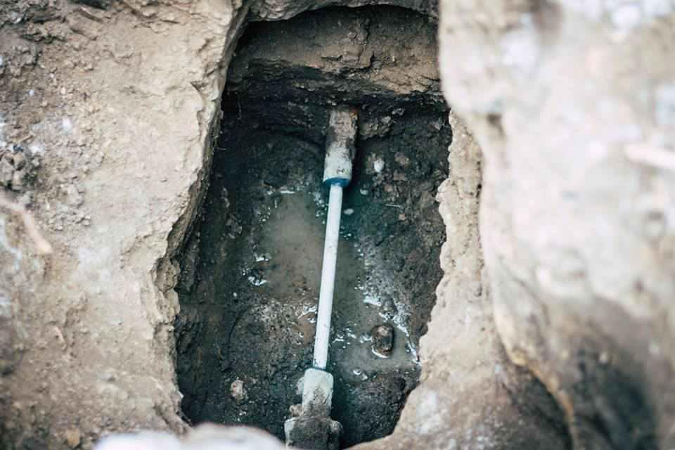 Полтавська фірма пошкодила водопровід у Лубнах і не може зарадити