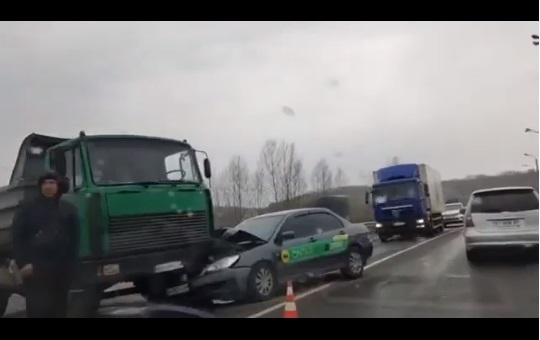 У Полтаві на Леваді автомобіль таксі зіткнувся з вантажівкою