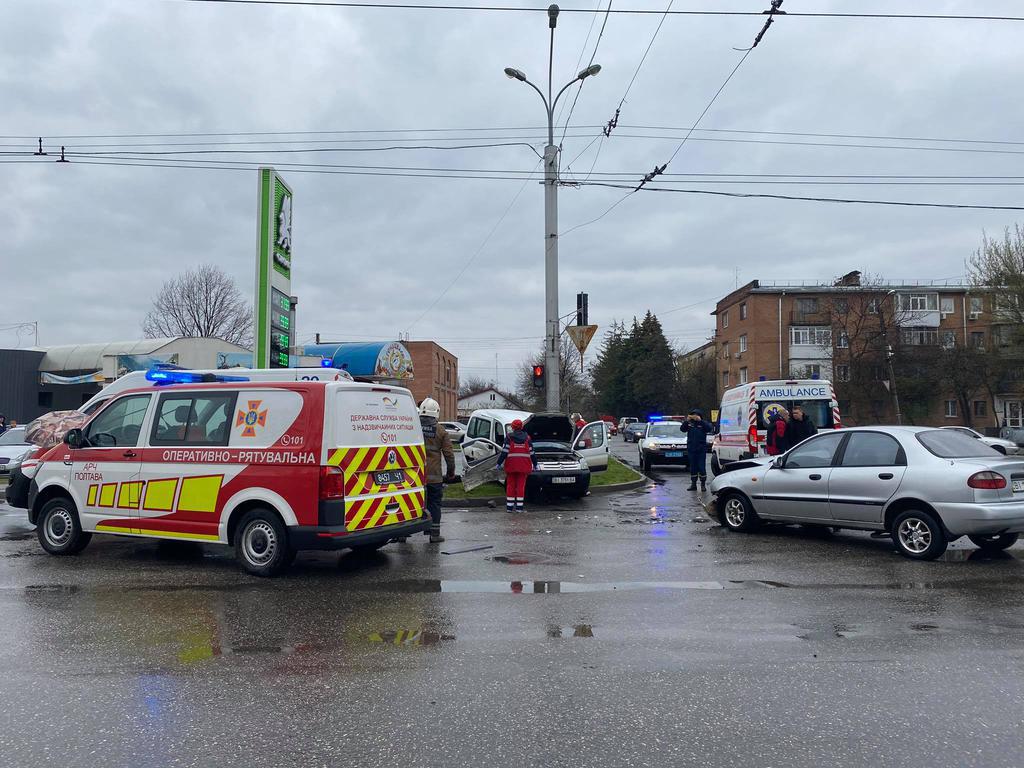 ДТП у центрі Полтави: постраждалу з понівеченого авто визволяли рятувальники