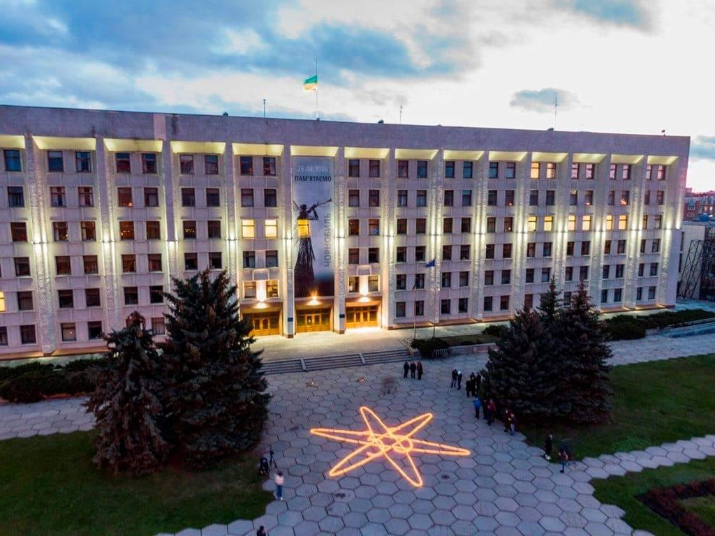 У Полтаві запалили свічку пам’яті до роковин Чорнобильської трагедії та показали виставу. ФОТО, ВІДЕО