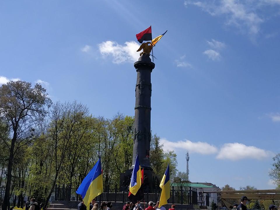 У Полтаві містяни зібралися в Корпусному парку, щоб повернути прапори на монумент Слави