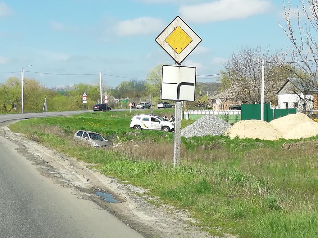 ДТП на Полтавщині: легковик злетів у кювет, вантажівку розвернуло 
