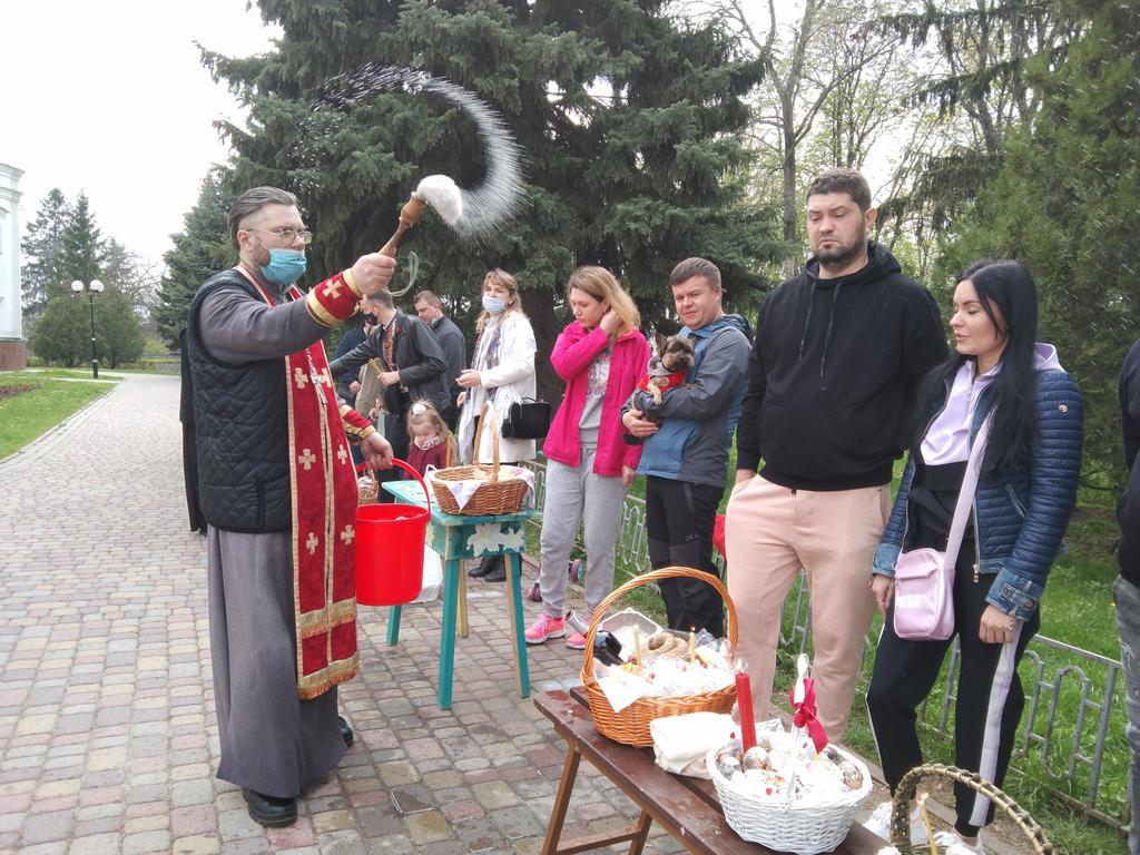 Великдень у Полтаві: довжелезні черги біля церков, в масках не всі. ФОТО