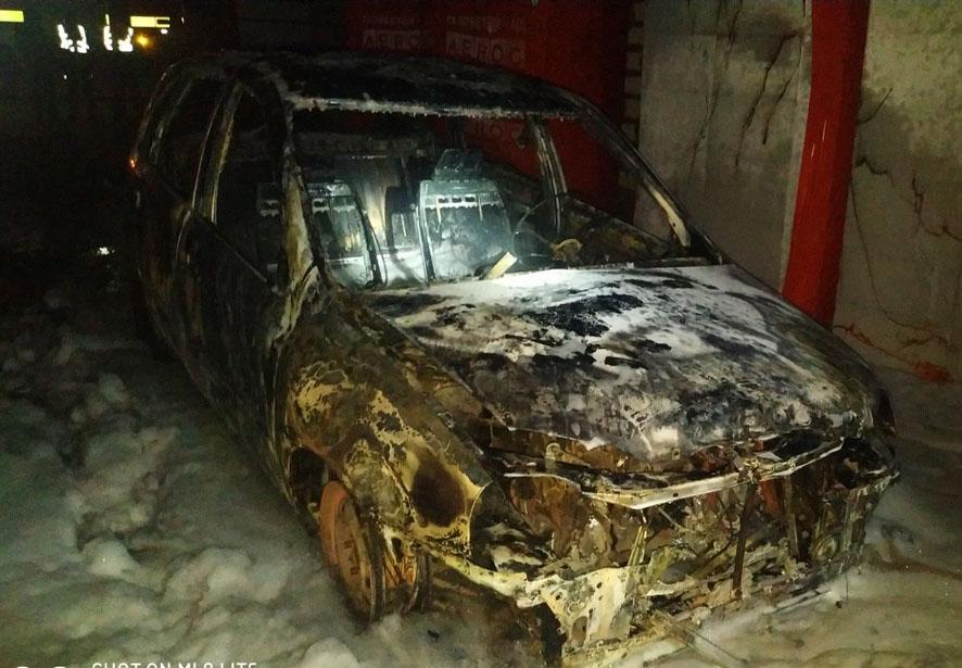 На Полтавщині палало авто та ледь не згорів будинок