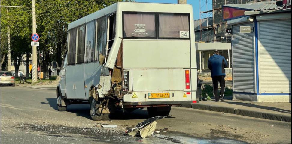 У Полтаві «Porsche» намагаючись уникнути ДТП, зіткнувся з маршруткою. ФОТО