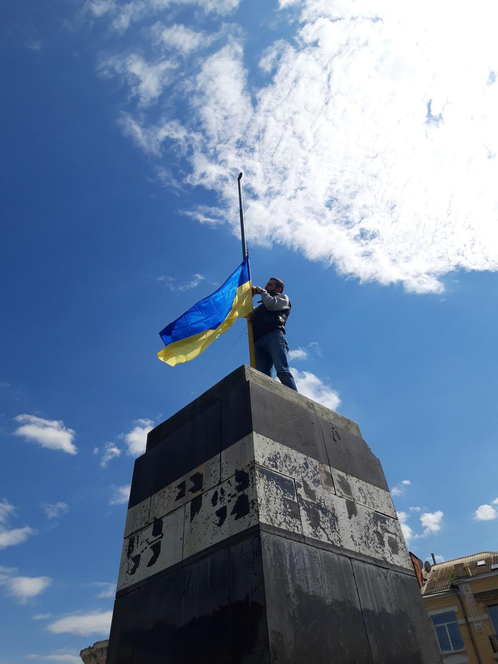 У Полтаві замінили прапор на площі Небесної Сотні. ФОТО