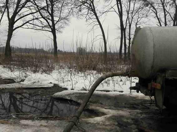 У Полтаві водій асенізаторської машини злив нечистоти на поле