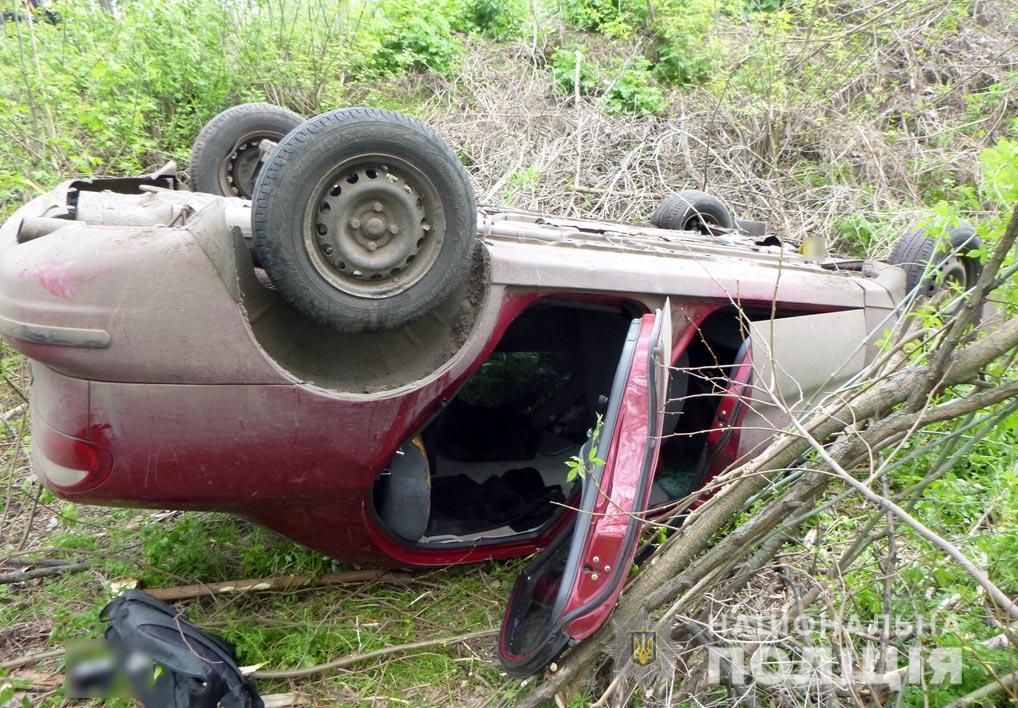 ДТП на Полтавщині: водій легковика загинув, злетівши з дороги під час буксирування. ФОТО