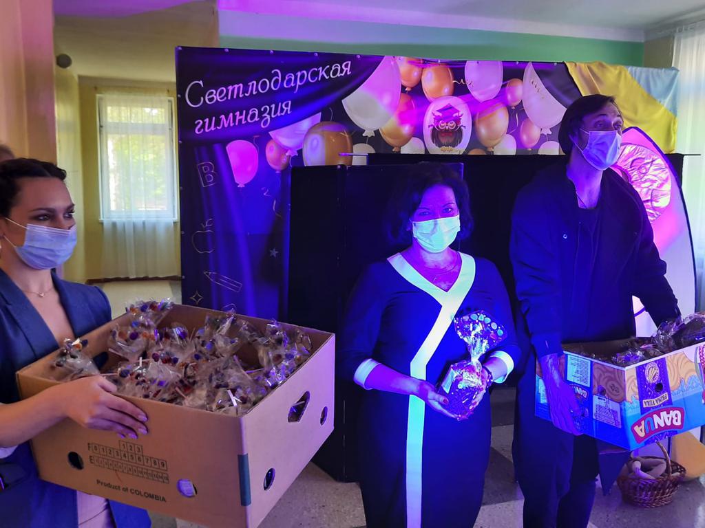 Больше, чем благотворительность: «АТБ» передала три тысячи пасхальных подарков детям из «серой» зоны Донбасса 