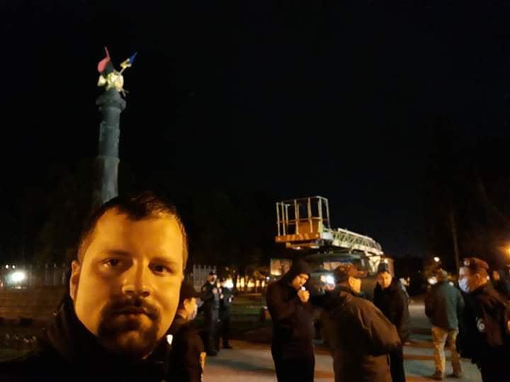 У Полтаві вночі знову була спроба зняти прапори з пам'ятника Слави. ФОТО
