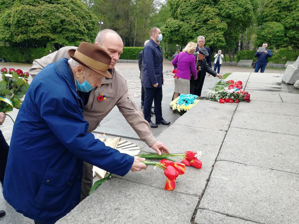 У Полтаві до Дня пам’яті та примирення принесли квіти до пам’ятника Солдатської слави. ФОТО