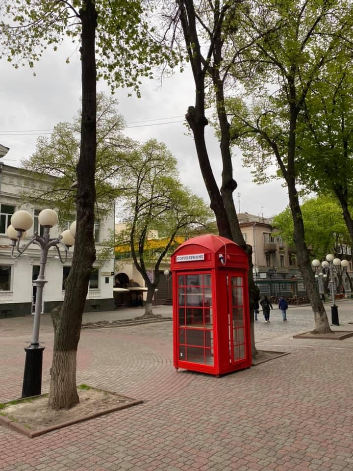 У Полтаві з’явлись нові кіоски у вигляді телефонних будок: що кажуть містяни. ФОТО