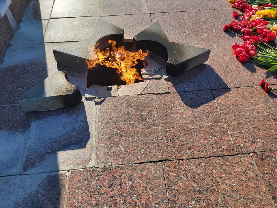 На Полтавщині жінка розбила зірку Вічного вогню