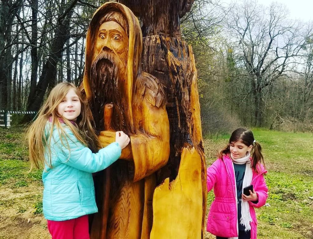 На Полтавщині з поваленого дуба вирізьбили скульптуру. ФОТО