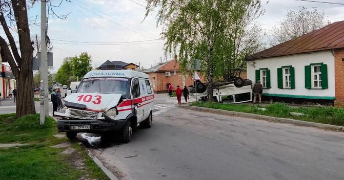 У Полтаві на перехресті зіткнулися мікроавтобус та «швидка». ФОТО