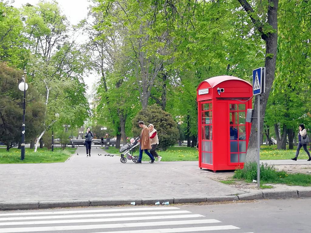МАФи в центрі Полтави у вигляді телефонних будок: бізнес зятя Мамая отримав 30 дозволів. ФОТО