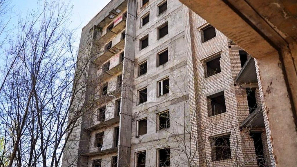 У Розсошенцях з верхнього поверху багатоквартирного будинку випала 18-річна дівчина