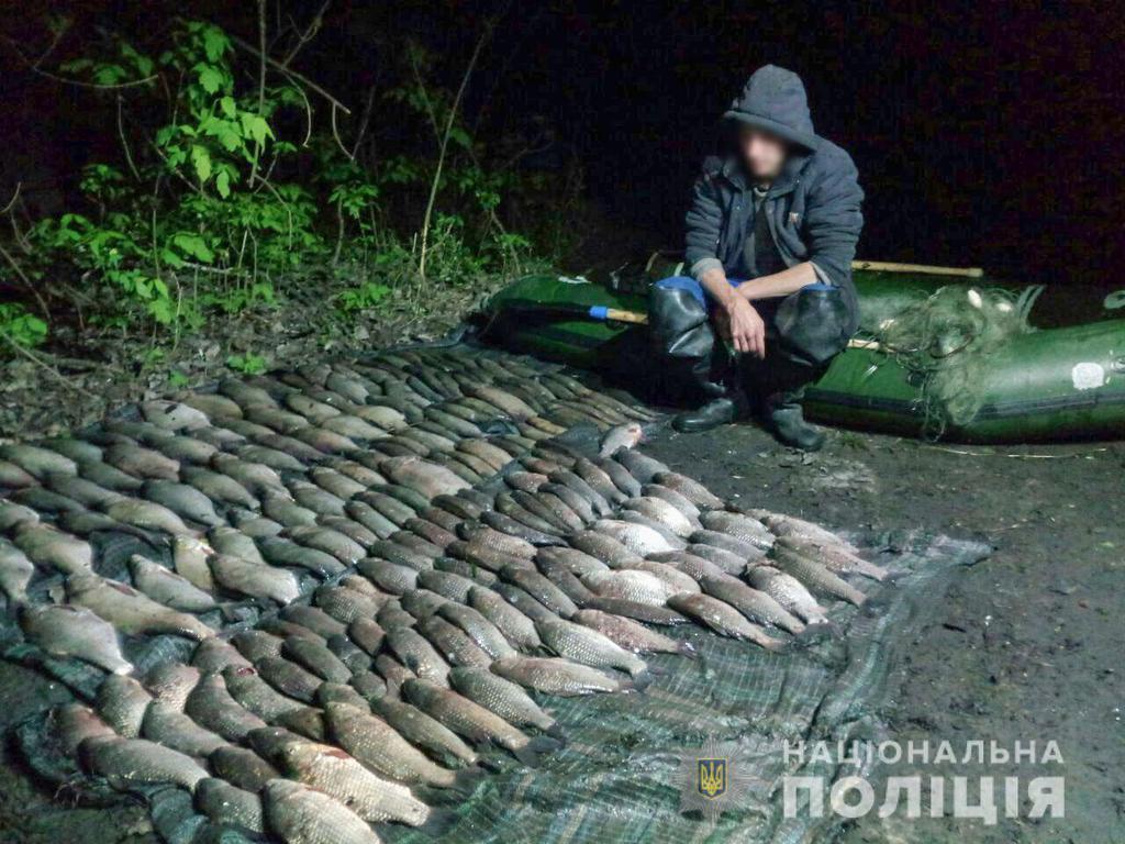 На Кременчуцькому водосховищі водна поліція викрила браконьєра з уловом на кілька десятків тисяч гривень