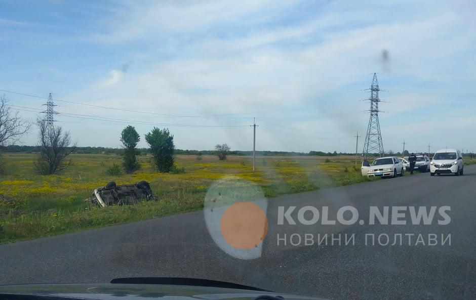 На Полтавщині авто злетіло в кювет, водій зник з місця аварії
