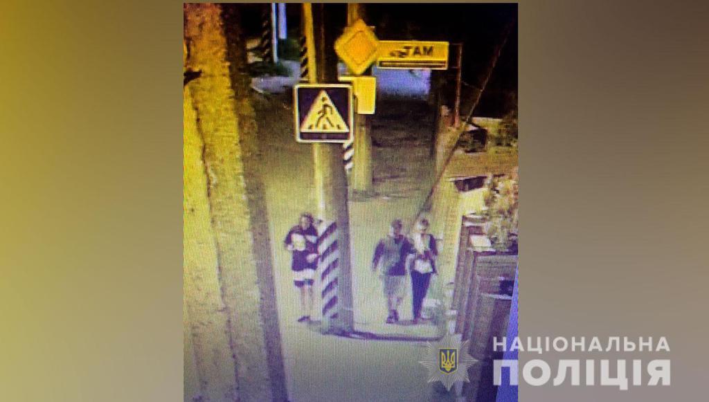 Троє чоловіків у Полтаві вдерлися у приватний будинок, побили й пограбували господарів. ВІДЕО