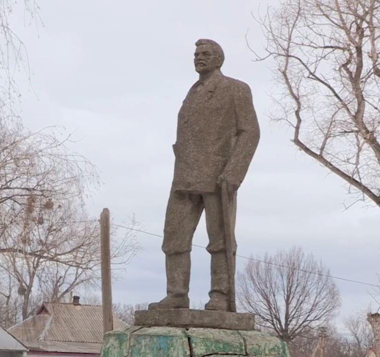 Останній в Україні пам’ятник Петровському, який був на Полтавщині, демонтували і передали до музею тоталітаризму