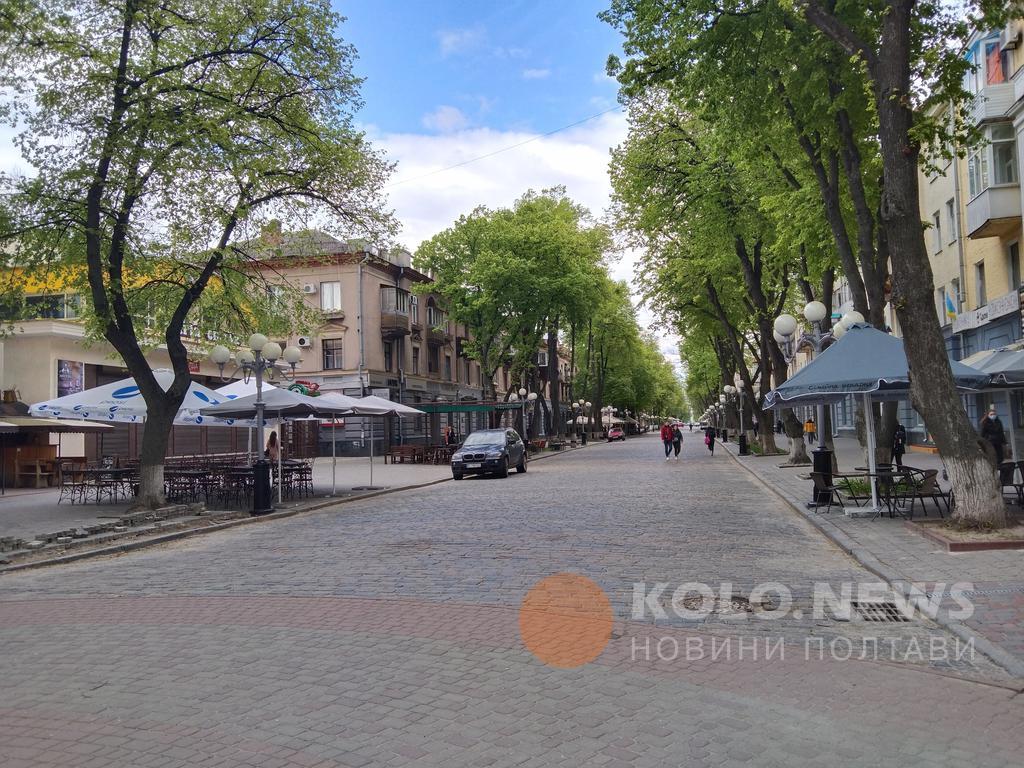 У Полтаві знову біля кафе та ресторанів облаштовують громіздкі літні майданчики. ФОТО