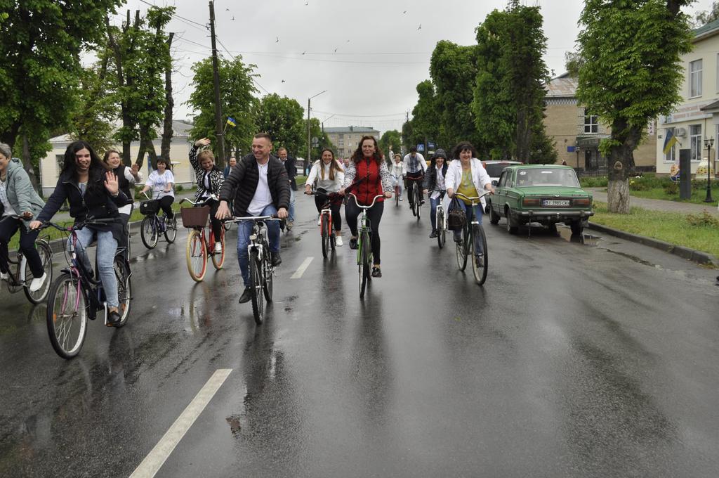 У вишиванках на велосипедах: на Полтавщині привернули увагу до проблеми. ФОТО