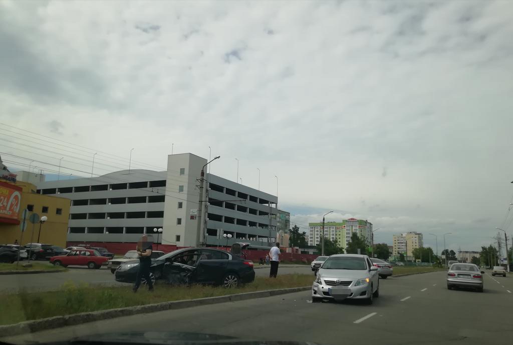 ДТП на Леваді в Полтаві: не розминулись два легковики. ФОТО