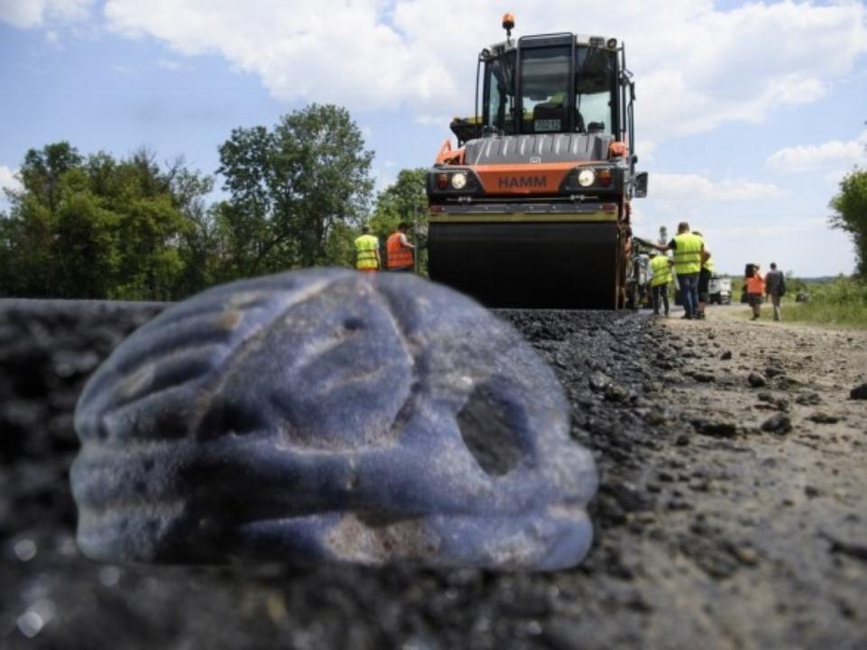 На Полтавщині під час будівництва дороги знайшли підвіску, якій дві тисячі років. ВІДЕО