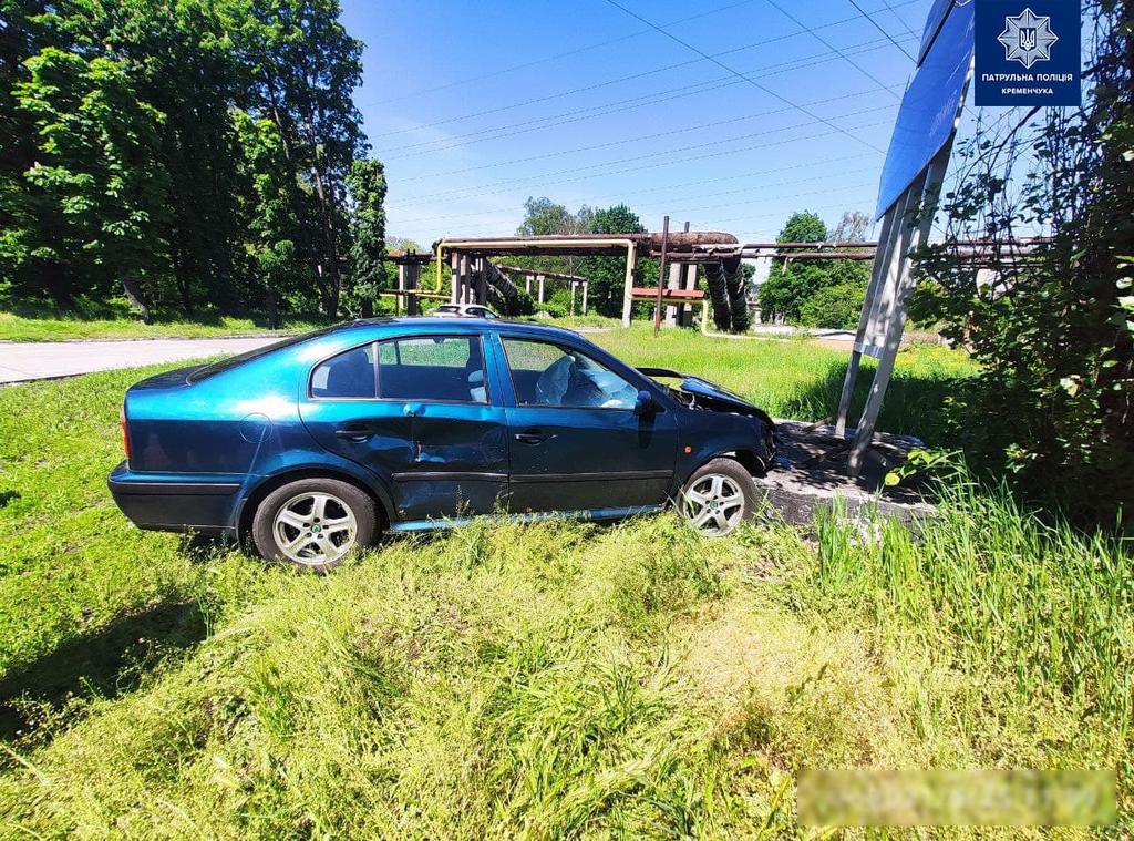 У Кременчуці авто після зіткнення влетіло в інформаційний щит