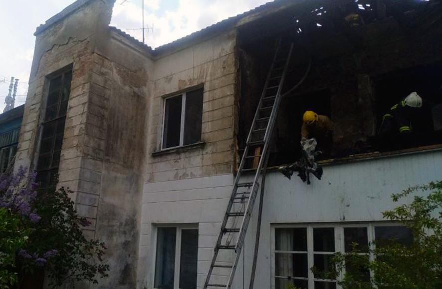 На Полтавщині пожежа знищила покрівлю двоповерхового будинку