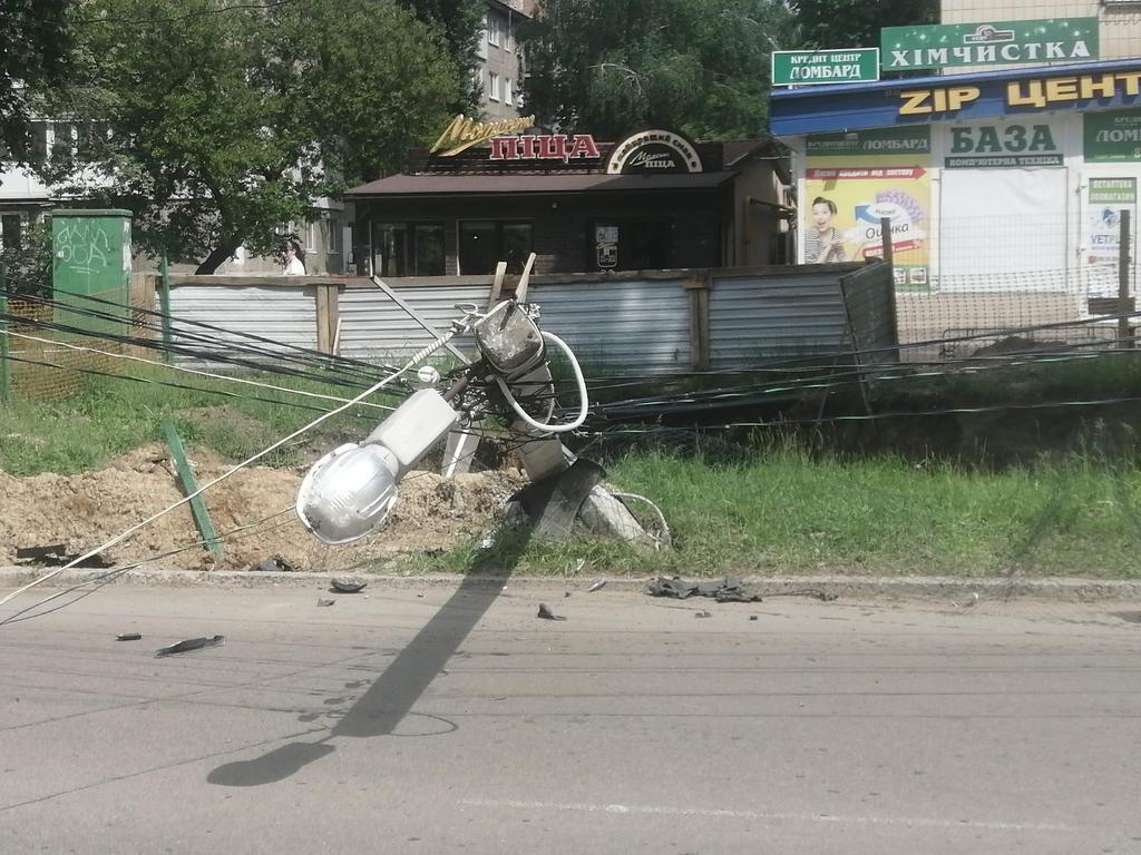 У Полтаві водій авто в'їхав у електроопору й втік. ФОТО