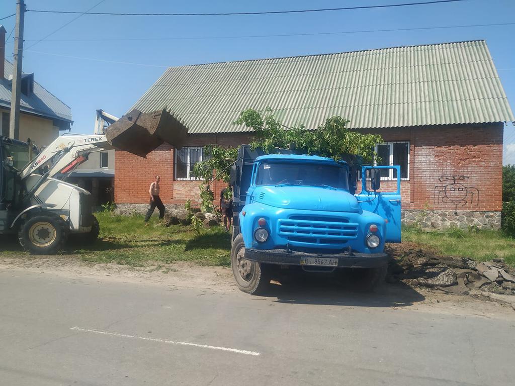 У Полтаві мешканці самовільно прибрали майданчик з баками для сміття. ФОТО