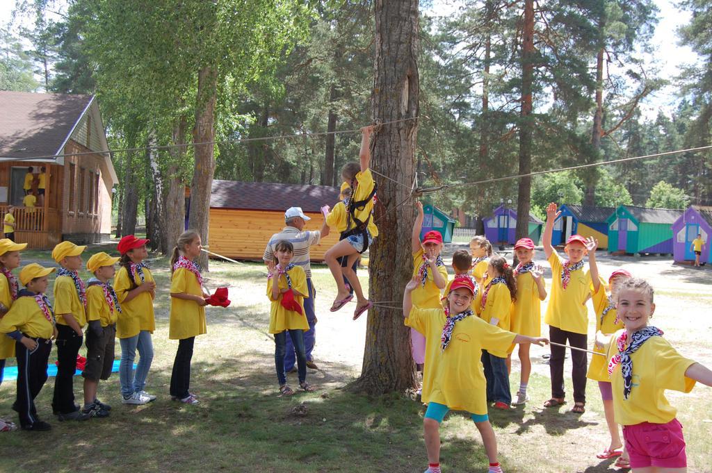 Літні табори розпочинають зміни: куди путівки розбірали на все літо та які там умови. ФОТО