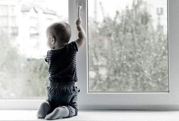 На Полтавщині з вікна випала півторарічна дитина