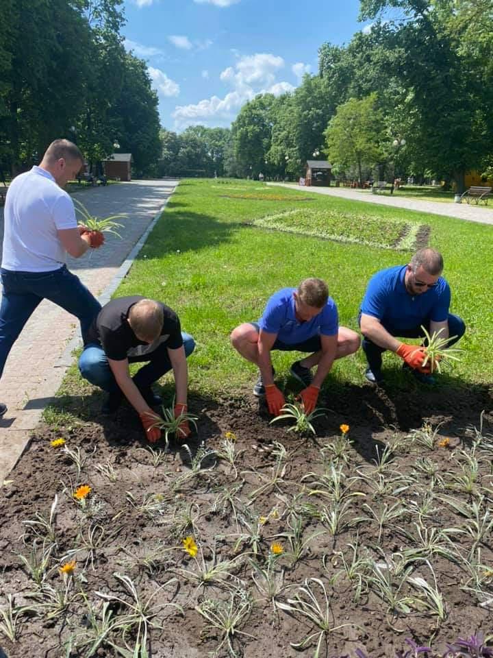 У Полтаві містяни висміяли депутатів і чиновників міської ради за піар на клумбах. ФОТО