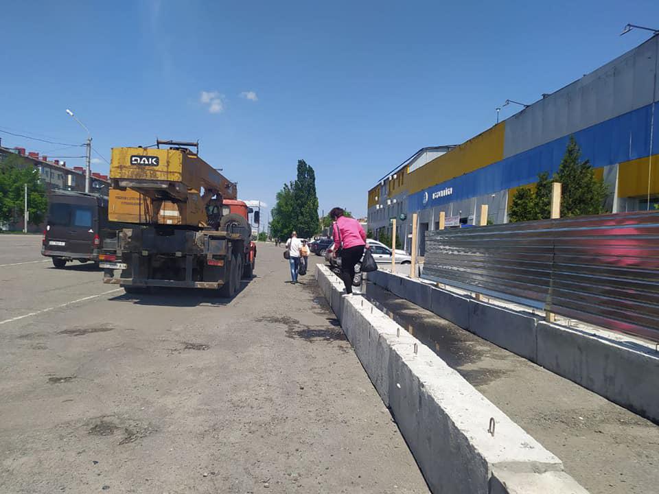 На місці колишньої автостанції в Полтаві будують дім: людям ходити небезпечно. ФОТО
