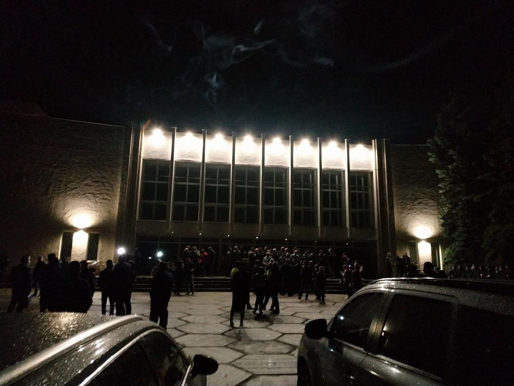 Кілька сотень осіб пікетують будівлю Полтавської облради: що вимагають. ФОТО, ВІДЕО