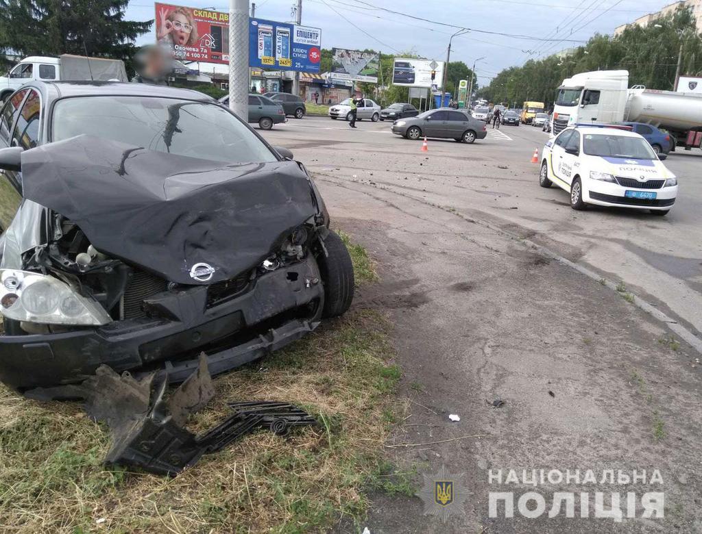 У Полтаві на перехресті сталася ДТП: двоє пасажирів отримали травми. ФОТО