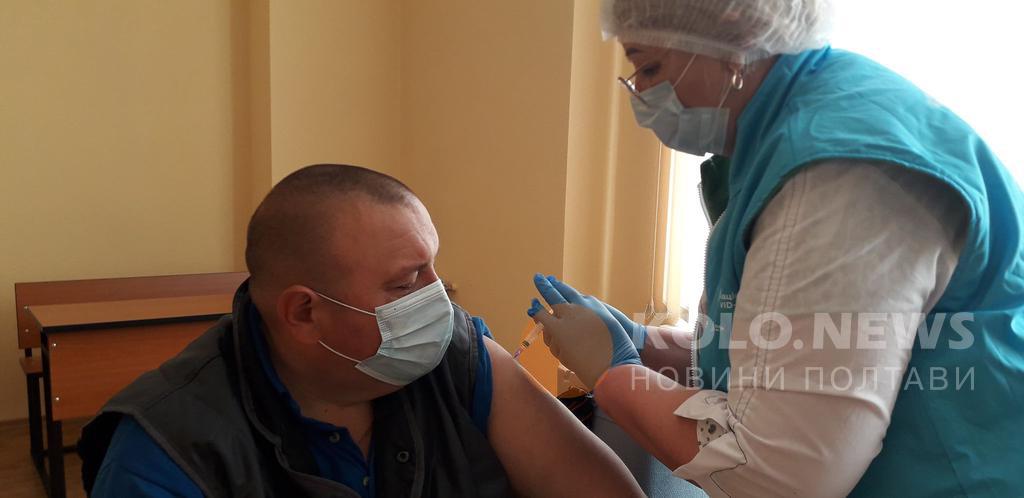 У Полтаві розпочалася масова імунізація від коронавірусу: вакцинуються люди різного віку