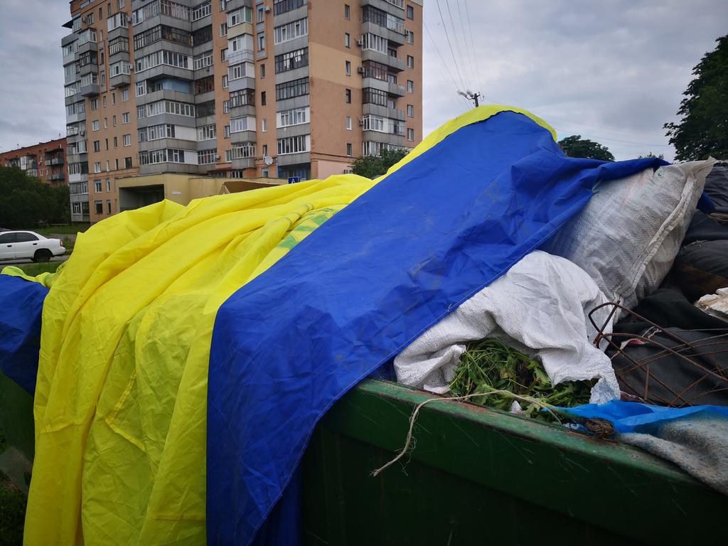 У Полтаві на смітник викинули великий прапор України – чи правда?