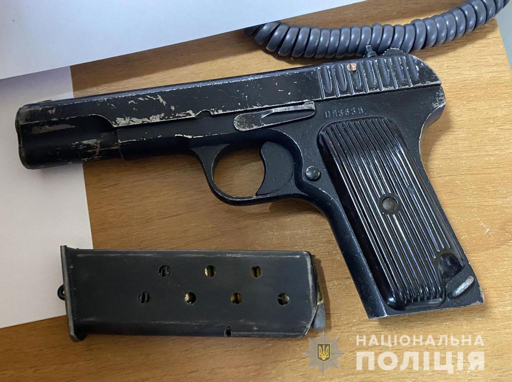 На Полтавщині чоловік погрожував пістолетом батьку з сином
