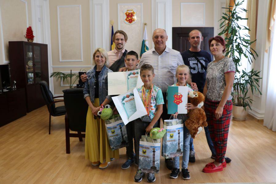 У Полтаві переможцям всеукраїнських змагань з акватлону Мамай подарував іграшкових жаб