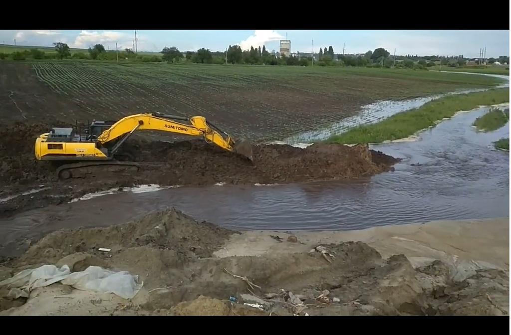 На Полтавщині після зливи підтопило поле – люди звинувачують будівельників нової дороги. ВІДЕО
