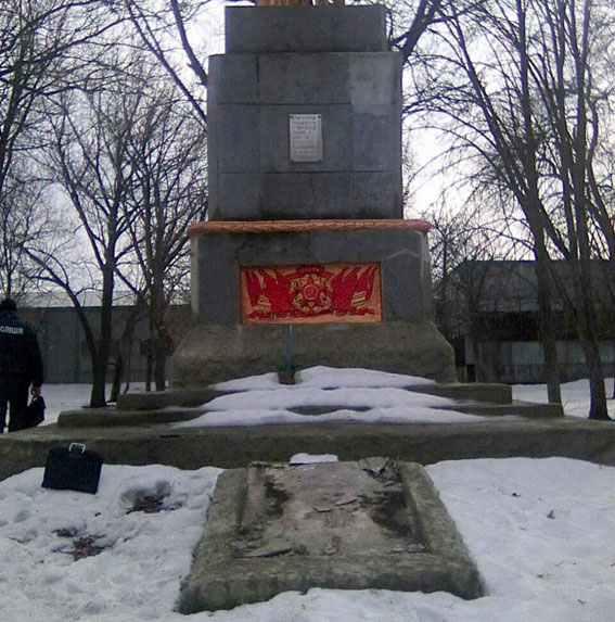 У Карлівці з пам’ятника вкрали табличку з написами імен загиблих під час Другої світової війни