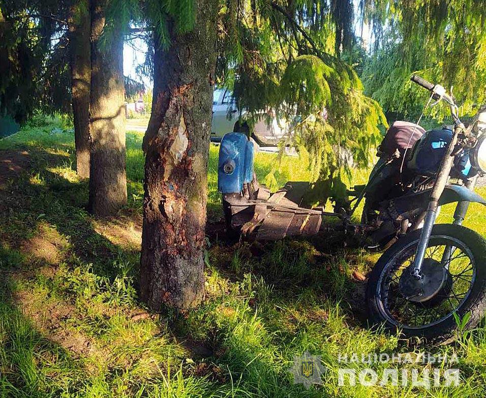 На Полтавщині 28-річний мотоцикліст протаранив дерево