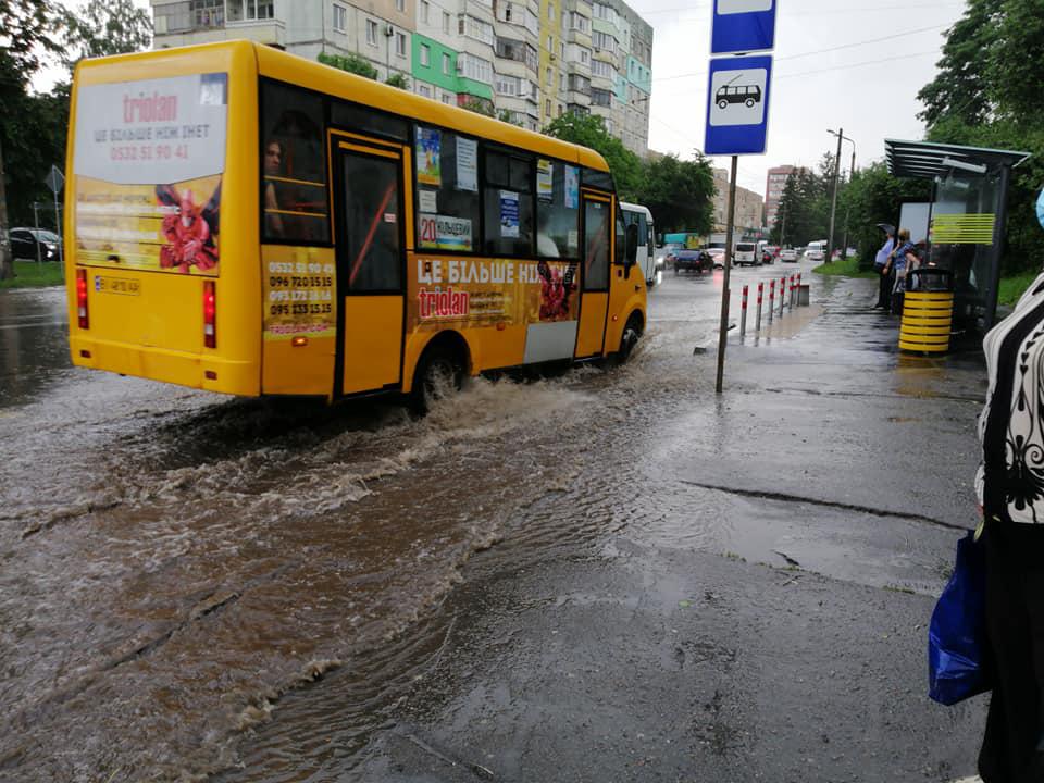 У Полтаві затопило вулицю: рятувальники витягують автівки. ВІДЕО