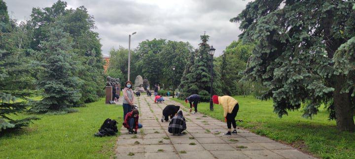 На Полтавщині підлітки виконують громадські роботи за гроші